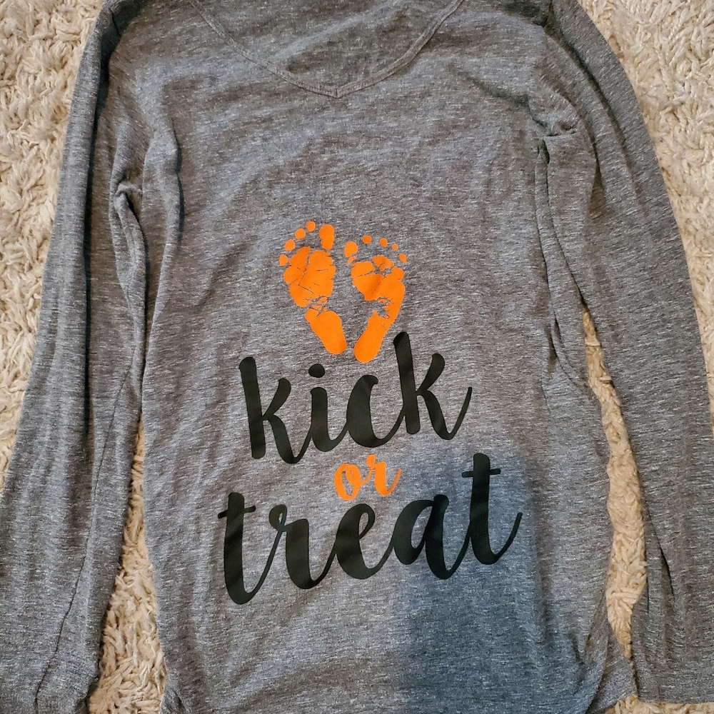Maternity Halloween shirt size Medium "Kick or Treat"